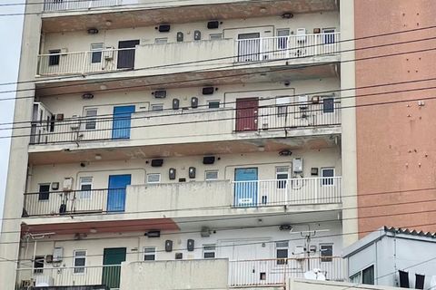 色とりどりなドアがいっぱいの建物