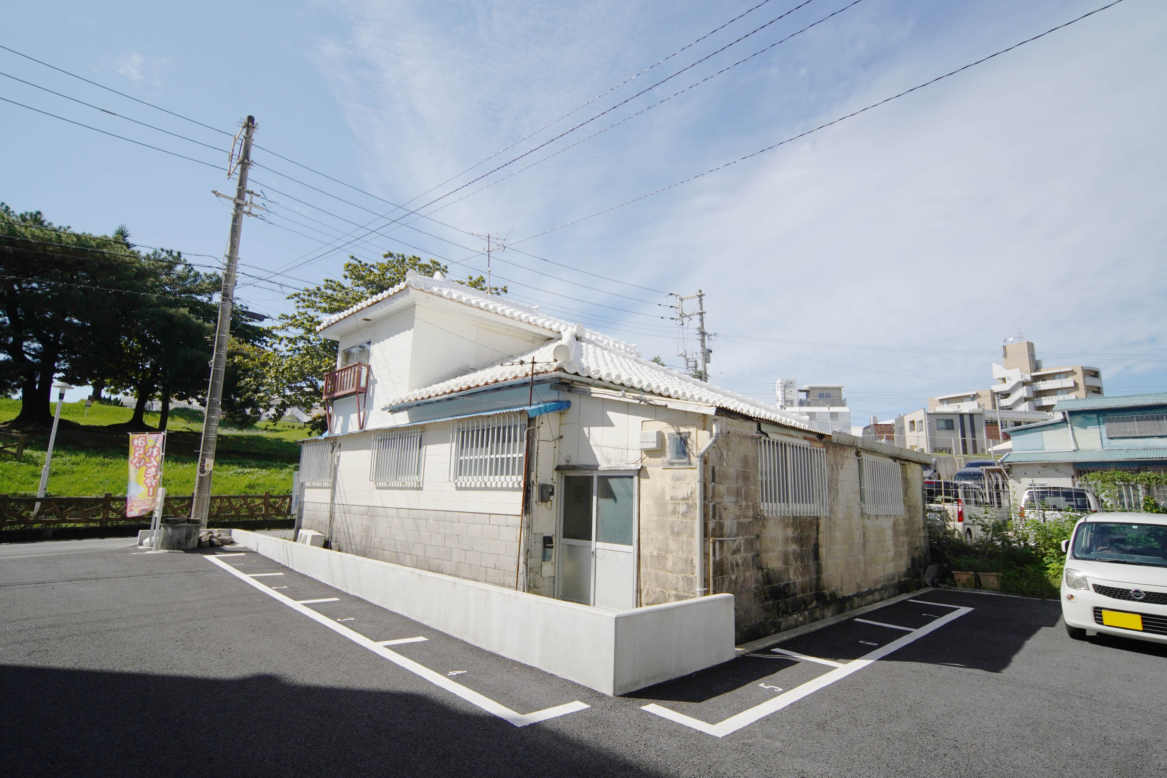 建物裏手の別世帯への玄関