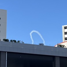 ナゾの飛行機雲