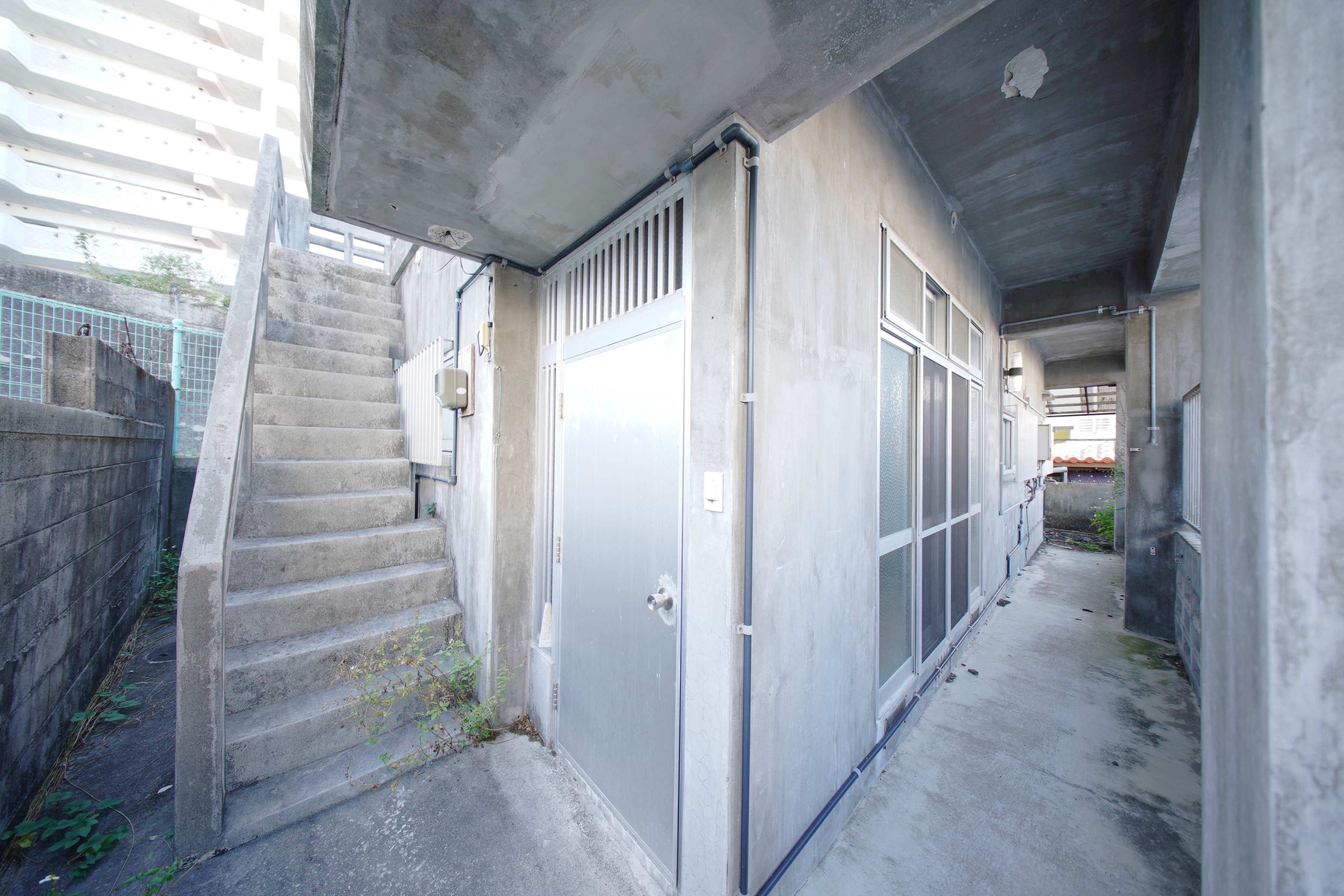 コンクリートブロック造　玄関、外階段