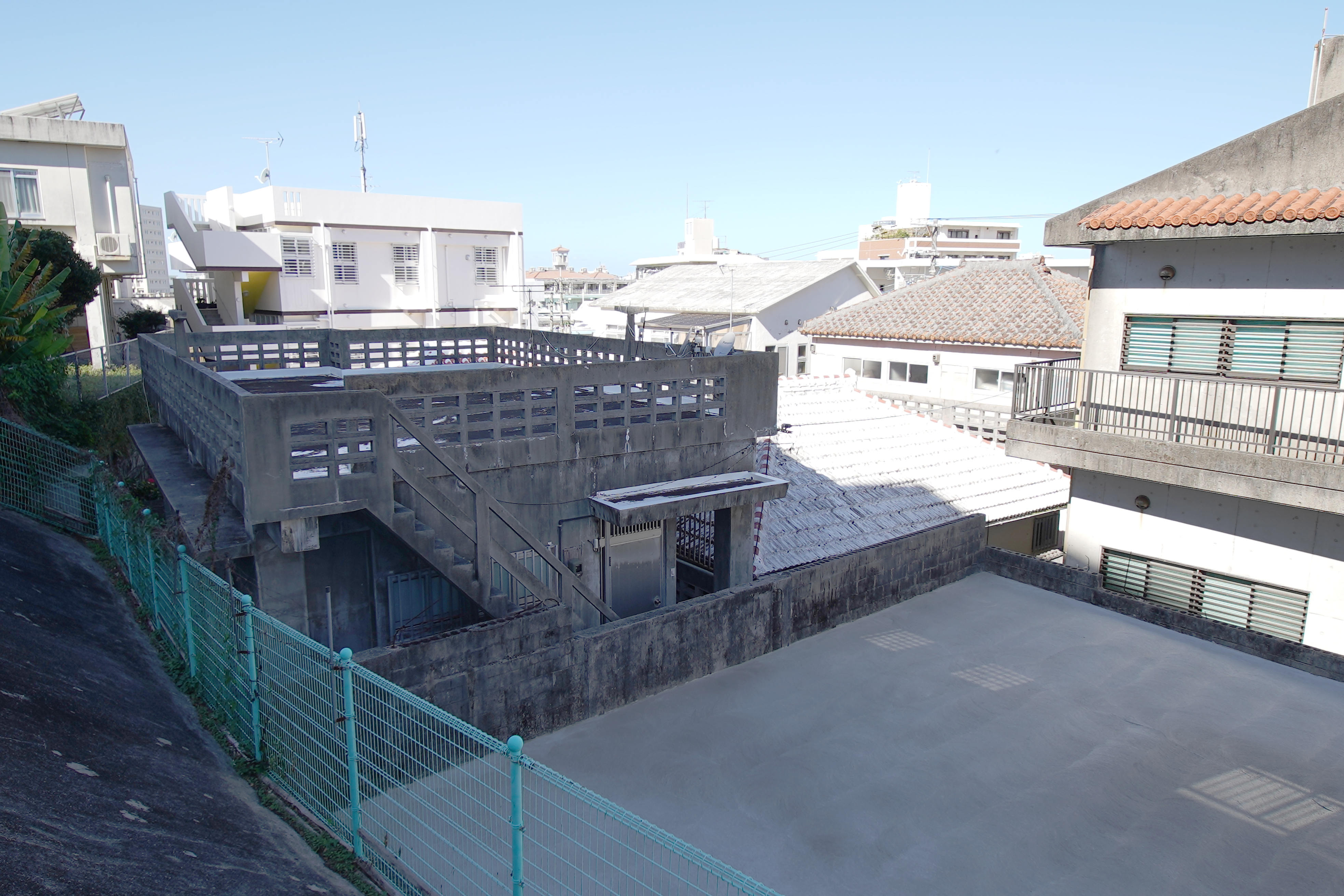 手前：RCB造、奥側：木造古民家