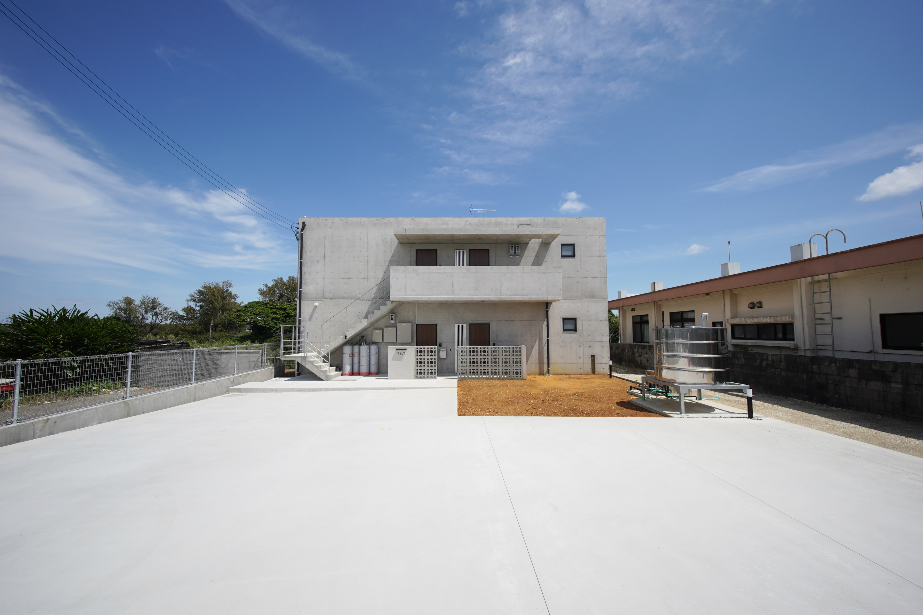 建物後方駐車場側。土の部分にドッグラン敷設予定。