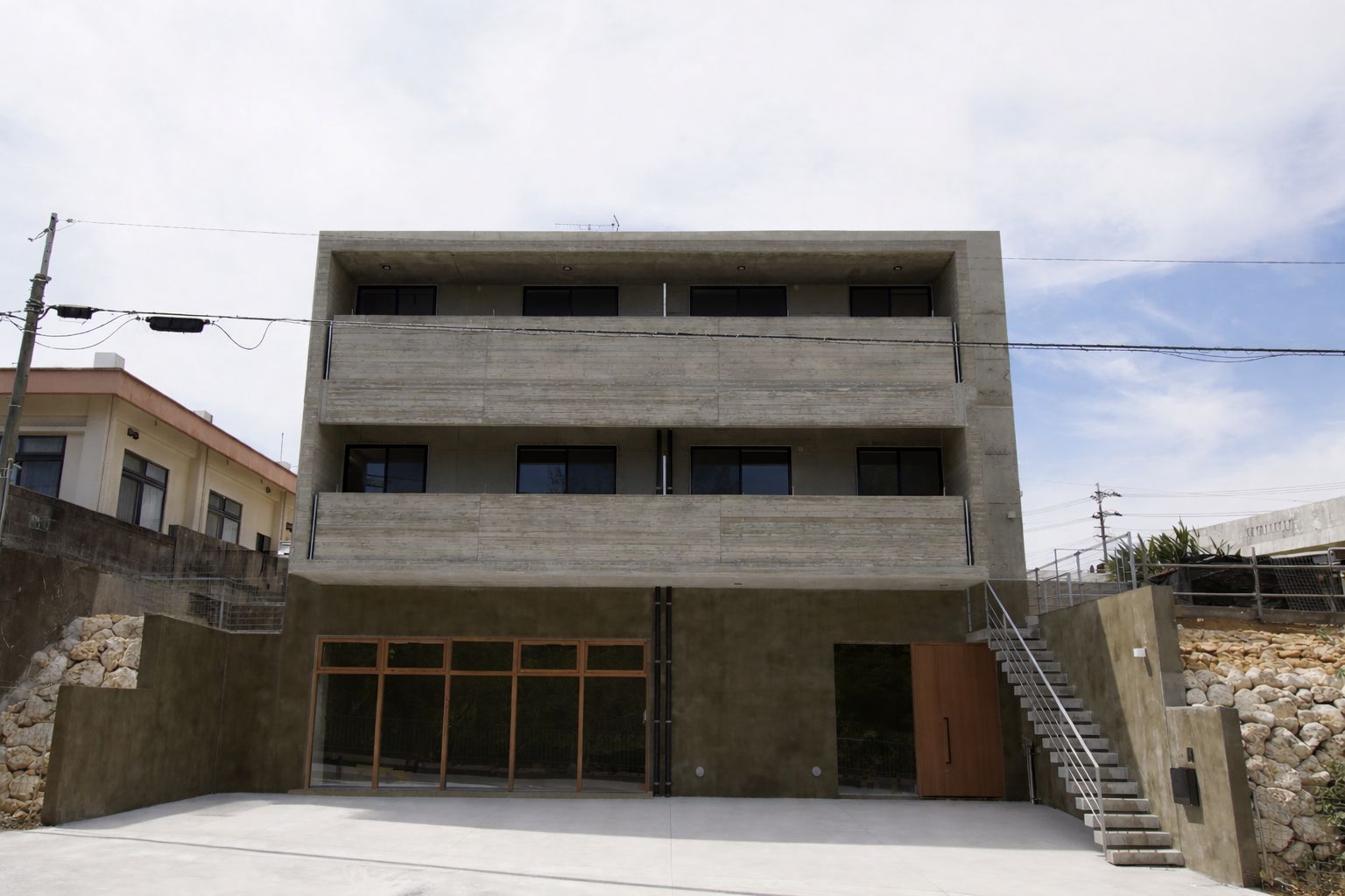 建物前方県道12号側、地下は店舗入居予定